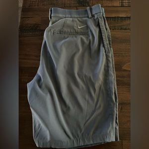 Men’s Nike golf short.